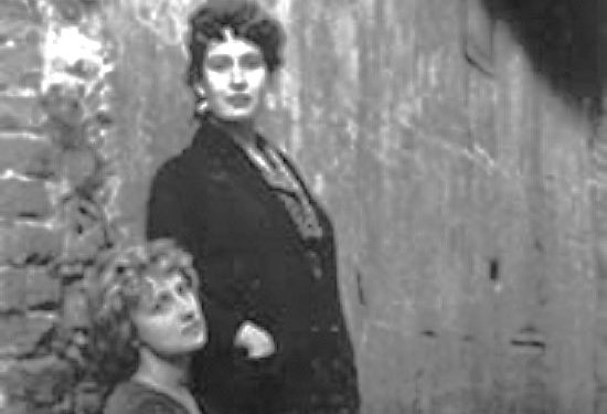 “Sytë e Inga Vitaljevnës, me vlagën e lotëve, janë gati të shpërthejnë dhe për të shpëtuar burrin e vajzën nga pasojat, pranoi në hetuesi, se…”/ Dëshmia e Todi Bozos, për skenarin e filmit “Kur u prishën foletë”!