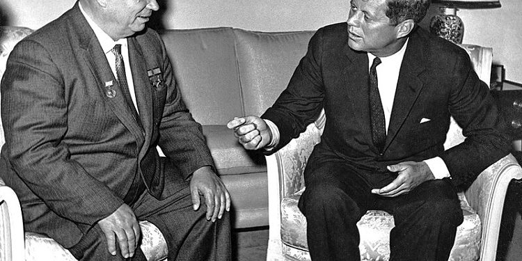 “Për takimin e Hrushovit dhe Kenedit në Vjenë, Kremlini informoi Fidel Kastron dhe të gjitha vendeve socialiste, kurse Enver Hoxhës…”/ Dokumentet e reja për prishjen e Moskës me Tiranën në ’61-in