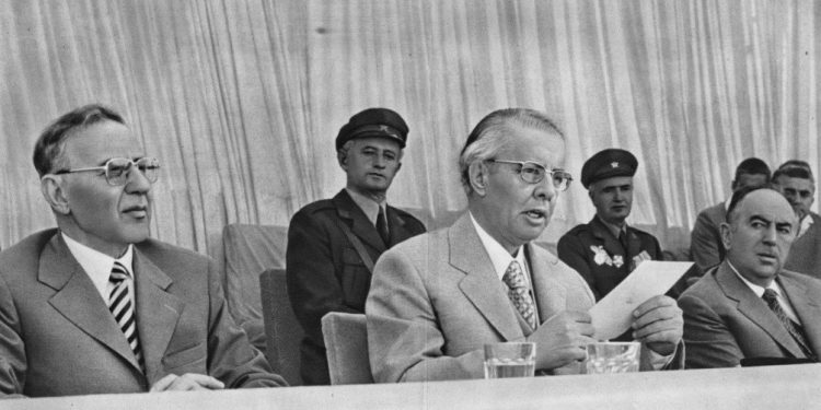 “Kapaciteti i tij është mjaft i ulët, nuk është i qartë për situatën politike, ka vetëm dy klasë shkollë e, s’ka zënë libër me dorë…”/ Zbulohet dokumenti Sigurimit për Sulo Gradecin, shoqëruesin e Enverit