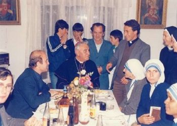 “Në vitin 1982, Nënë Tereza vizitoi famullinë e Zllakuqanit dhe Prend Buzhala ka publikuar fotografi të bëra me atë rast, ku Lugu i Drinit mbaron…”/ Refleksionet e publicistit të njohur nga Mirdita