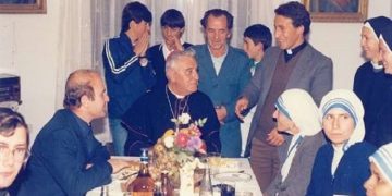 “Në vitin 1982, Nënë Tereza vizitoi famullinë e Zllakuqanit dhe Prend Buzhala ka publikuar fotografi të bëra me atë rast, ku Lugu i Drinit mbaron…”/ Refleksionet e publicistit të njohur nga Mirdita
