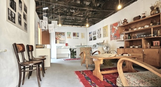 “Rreth viteve ’80-të, aktori i njohur me famë botërore, Bud Spencer, ka qëndruar në hotel ‘Adriatik’ në Durrës dhe filmat e tij…”/ Ekspozita e rrallë “Turistët e përgjuar”, e dy vajzave durrsake