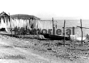 “Rrugës nga Elbasani për në Liqenin e Ohrit, sheh policë dhe më shumë gomerë të ngarkuar, sesa ‘Xhip’-a, kurse kopetë me dele…”/ Reportazhi i panjohur i gazetarit të New York Times, në 1957-ën