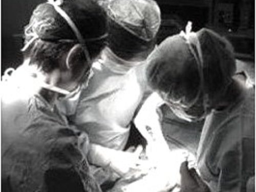 “Në ’91-in, replikova me Haxhi Lleshin, se qëlloi me armë një person që u fut te vila e tij, më pas, më këcënuan pesë herë me vdekje, aq sa Azem Hajdari…”/ Dëshmia e rrallë e kirurges dhe deputetes së njohur