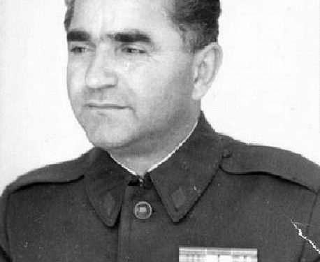 “Kapaciteti i tij është mjaft i ulët, nuk është i qartë për situatën politike, ka vetëm dy klasë shkollë e, s’ka zënë libër me dorë…”/ Zbulohet dokumenti Sigurimit për Sulo Gradecin, shoqëruesin e Enverit