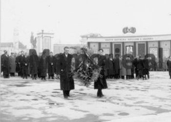 “Stalini këtu është njeriu më i nderuar dhe fjalët e tij janë shkruar në hidrocentralin afër Tiranës, në hollin e Muzeut kombëtar e…/ “Reportazhi i panjohur i gazetarit të New York Times, në 1957-ën