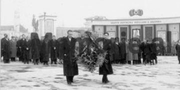 “Stalini këtu është njeriu më i nderuar dhe fjalët e tij janë shkruar në hidrocentralin afër Tiranës, në hollin e Muzeut kombëtar e…/ “Reportazhi i panjohur i gazetarit të New York Times, në 1957-ën