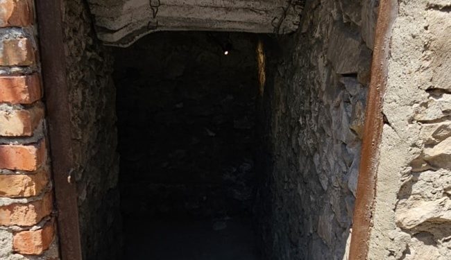 “Rreth viteve ’80-të, aktori i njohur me famë botërore, Bud Spencer, ka qëndruar në hotel ‘Adriatik’ në Durrës dhe filmat e tij…”/ Ekspozita e rrallë “Turistët e përgjuar”, e dy vajzave durrsake