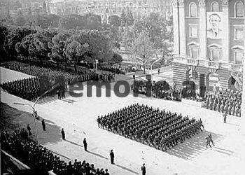 “Tre javët e fundit të provave për paradën e 29 nëntorit i bëmë në fushën e aviacionit në Laprakë, ku kryeministri Mehmet Shehu, na tha se Beqir Balluku dhe Petrit Dume…”/ Dëshmia e mësuesit Ali Buzra nga Librazhdi