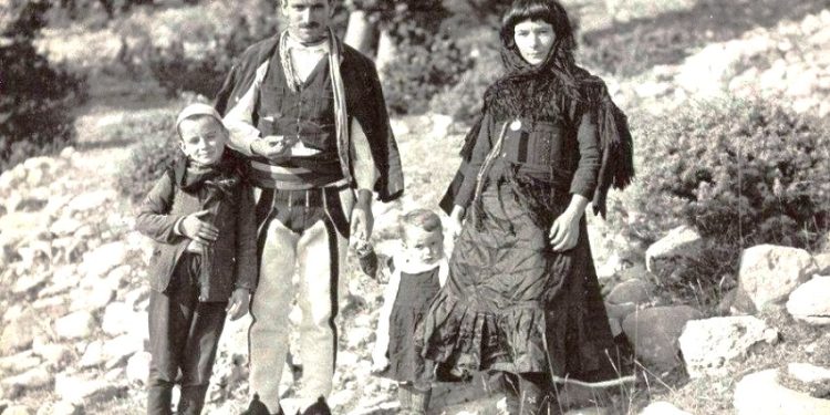 “Duke folur për fillesat e fotografisë në Shqipëri, Qerim Vrioni shkruan se; fotografët me intuitë, e kuptuan se arti i tyre komunikonte me…”/ Refleksione rreth librit “Shkrepje të rralla fotografike”