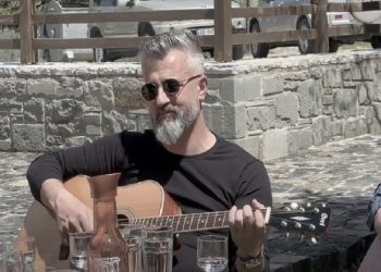 “Ne kemi mësuar shumë nga xhaxha Nashoja dhe Papa Viktori, dy emblema të serenatave korçare, perla të cilat…”/ Dëshmia e rrallë e Devi Becollit, artistit që bën krenar zonën e Devollit