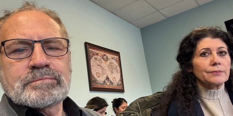 “Unë isha bërë ‘kontrabandist’ poezie, arrita t’i nxjerr fshehurazi nga burgu, gjatë takimeve me nënën, vëllezërit…”/ Dëshmia e Visar Zhitit në Universitetit Illionis të SHBA-ës, i ftuar te “Klinika e Poezisë”