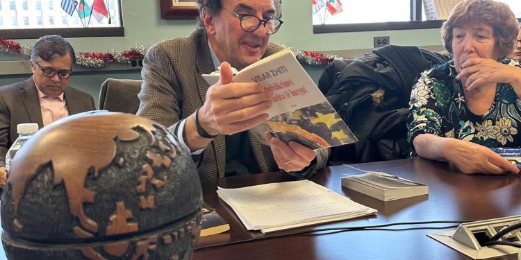 “Unë isha bërë ‘kontrabandist’ poezie, arrita t’i nxjerr fshehurazi nga burgu, gjatë takimeve me nënën, vëllezërit…”/ Dëshmia e Visar Zhitit në Universitetit Illionis të SHBA-ës, i ftuar te “Klinika e Poezisë”