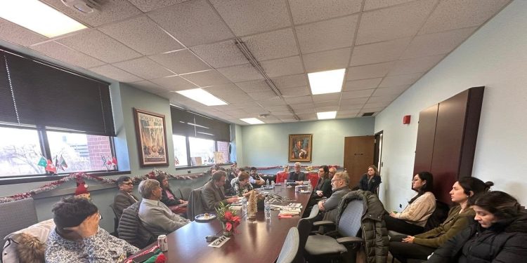 “Unë isha bërë ‘kontrabandist’ poezie, arrita t’i nxjerr fshehurazi nga burgu, gjatë takimeve me nënën, vëllezërit…”/ Dëshmia e Visar Zhitit në Universitetit Illionis të SHBA-ës, i ftuar te “Klinika e Poezisë”