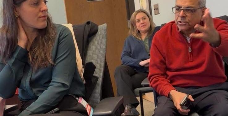 “Unë isha bërë ‘kontrabandist’ poezie, arrita t’i nxjerr fshehurazi nga burgu, gjatë takimeve me nënën, vëllezërit…”/ Dëshmia e Visar Zhitit në Universitetit Illionis të SHBA-ës, i ftuar te “Klinika e Poezisë”