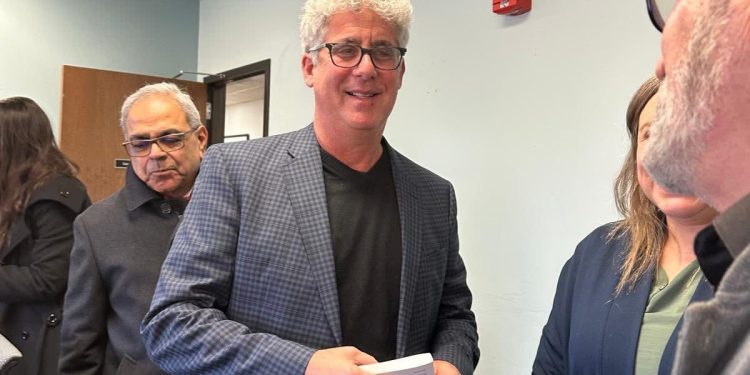 “Unë isha bërë ‘kontrabandist’ poezie, arrita t’i nxjerr fshehurazi nga burgu, gjatë takimeve me nënën, vëllezërit…”/ Dëshmia e Visar Zhitit në Universitetit Illionis të SHBA-ës, i ftuar te “Klinika e Poezisë”