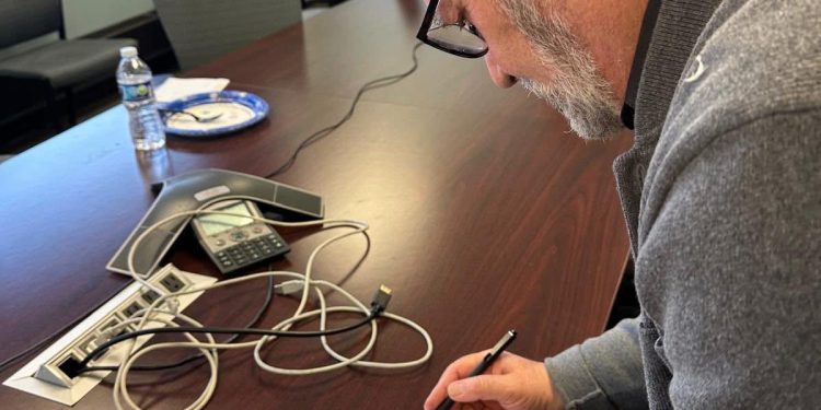 “Unë isha bërë ‘kontrabandist’ poezie, arrita t’i nxjerr fshehurazi nga burgu, gjatë takimeve me nënën, vëllezërit…”/ Dëshmia e Visar Zhitit në Universitetit Illionis të SHBA-ës, i ftuar te “Klinika e Poezisë”