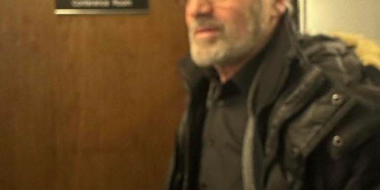 “Unë isha bërë ‘kontrabandist’ poezie, arrita t’i nxjerr fshehurazi nga burgu, gjatë takimeve me nënën, vëllezërit…”/ Dëshmia e Visar Zhitit në Universitetit Illionis të SHBA-ës, i ftuar te “Klinika e Poezisë”