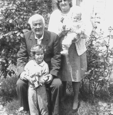 “Teksa po ndaheshim, nana m’tha; ikni, ikni bir, s’e n’kët vend s’ban hajër kërkush, veç horrave! Boll vuejtët ju nji gjysë shekulli prej nesh…! Mos i leni fëmijët tuej me…”! / Dëshmia e rrallë e Jozef Radit