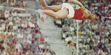 “Stadiumi ‘Vojo Kushi’ regjistroi një tjetër rekord spektatorësh nga prania e rekordmenit botëror, kinezit Ni Chin Chin, i cili kishte kërkuar që tifozët…”/ Historia e panjohur e “Loro Boriçit” në 70 vite