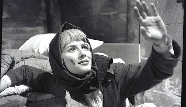 “Regjizori Hysen Hakani më mori te filmi ‘Ndërgjegjja’ ku isha në rolin e një mësueseje të re, por aty kishte skena dashurie dhe…”/ Dëshmia e rrallë e aktores së njohur Roza Anagnosti