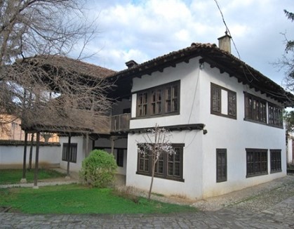 “Kolonët serbë që u vendosen në rrethin e Prishtinës, përvetësuan varrezat e shqiptarëve, pronat, shtëpitë dhe objektet e kultit…”/ Ana e panjohur e pushtimit të Kosovës, e parë nga studjuesi Namani