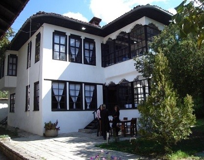 “Kolonët serbë që u vendosen në rrethin e Prishtinës, përvetësuan varrezat e shqiptarëve, pronat, shtëpitë dhe objektet e kultit…”/ Ana e panjohur e pushtimit të Kosovës, e parë nga studjuesi Namani