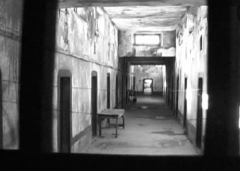 “Pasi u lirova nga burgu dhe po u tregoja dy nipave, se si më qëruan sytë nën tortura, nëna sapo i dëgjoj, bërtiti; bir dhe u shemb në dysheme…”/ Historia e trishtë e Urim Elezit nga Korça, që vuajti 26 vite burg