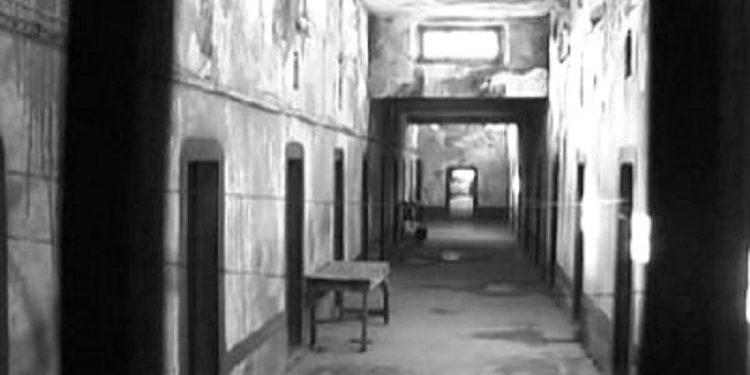 “Pasi u lirova nga burgu dhe po u tregoja dy nipave, se si më qëruan sytë nën tortura, nëna sapo i dëgjoj, bërtiti; bir dhe u shemb në dysheme…”/ Historia e trishtë e Urim Elezit nga Korça, që vuajti 26 vite burg