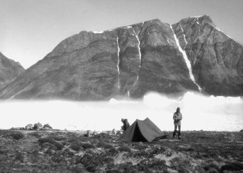 “Shoku Rexh Bërç që prita sot, më tha se djali i tij, kirurg, ishte ngjitur në një majë mali në Groenlandë, ku kishte vënë librin ‘Historia e P.P.SH-së’…”/ Zbulohet ditari i Enverit, shtator ’73, për mikun nga Anglia
