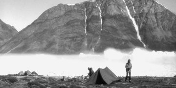 “Shoku Rexh Bërç që prita sot, më tha se djali i tij, kirurg, ishte ngjitur në një majë mali në Groenlandë, ku kishte vënë librin ‘Historia e P.P.SH-së’…”/ Zbulohet ditari i Enverit, shtator ’73, për mikun nga Anglia