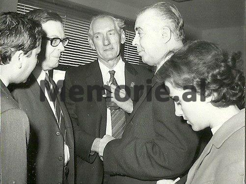 “Shoku Rexh Bërç që prita sot, më tha se djali i tij, kirurg, ishte ngjitur në një majë mali në Groenlandë, ku kishte vënë librin ‘Historia e P.P.SH-së’…”/ Zbulohet ditari i Enverit, shtator ’73, për mikun nga Anglia