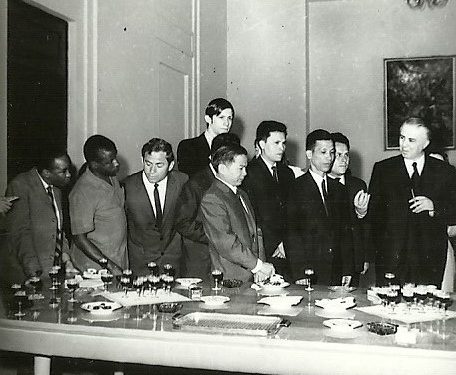 “Shoku Rexh Bërç që prita sot, më tha se djali i tij, kirurg, ishte ngjitur në një majë mali në Groenlandë, ku kishte vënë librin ‘Historia e P.P.SH-së’…”/ Zbulohet ditari i Enverit, shtator ’73, për mikun nga Anglia