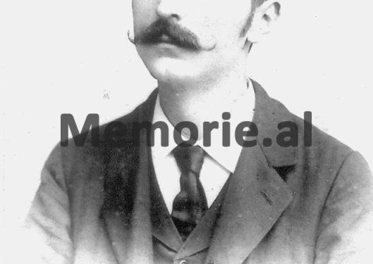 “Kur Hariton e morën për ta ekzekutuar, ai fare i qetë palosi fletën e romanit që po lexonte dhe shkoi bashkë me policët…”/ Historia e tragjike e familjes Bezhani, që hapi bankën e parë në Vlorë në 1850-ën