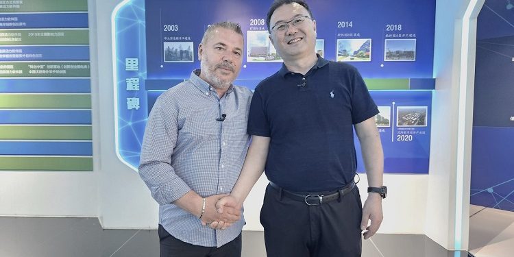 “Ndalova më gjatë tek pjesa e muzeut ku ishin një seri ‘vip’ nga ‘Flamuri i kuq’, njëra prej të cilave në vitet ’60-të, erdhi si dhuratë për Enver Hoxhën…”/ Refleksionet e gazetarit të njohur nga vizita në Kinë