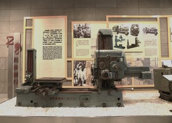 “Ndalova më gjatë tek pjesa e muzeut ku ishin një seri ‘vip’ nga ‘Flamuri i kuq’, njëra prej të cilave në vitet ’60-të, erdhi si dhuratë për Enver Hoxhën…”/ Refleksionet e gazetarit të njohur nga vizita në Kinë