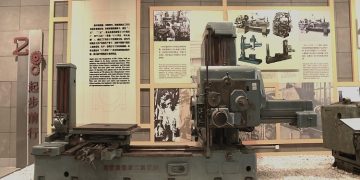 “Ndalova më gjatë tek pjesa e muzeut ku ishin një seri ‘vip’ nga ‘Flamuri i kuq’, njëra prej të cilave në vitet ’60-të, erdhi si dhuratë për Enver Hoxhën…”/ Refleksionet e gazetarit të njohur nga vizita në Kinë