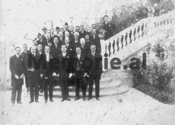 “Kur Hariton e morën për ta ekzekutuar, ai fare i qetë palosi fletën e romanit që po lexonte dhe shkoi bashkë me policët…”/ Historia e tragjike e familjes Bezhani, që hapi bankën e parë në Vlorë në 1850-ën