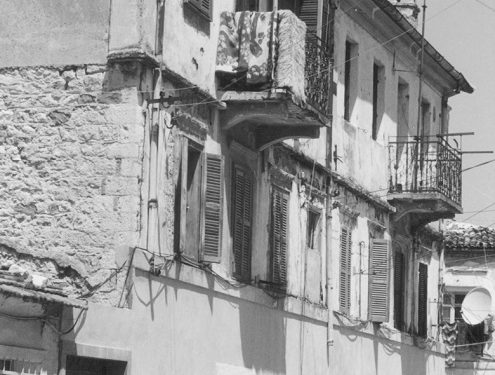 “Kur Hariton e morën për ta ekzekutuar, ai fare i qetë palosi fletën e romanit që po lexonte dhe shkoi bashkë me policët…”/ Historia e tragjike e familjes Bezhani, që hapi bankën e parë në Vlorë në 1850-ën