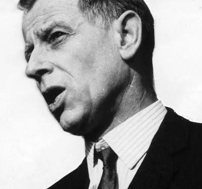 “Shoku Rexh Bërç që prita sot, më tha se djali i tij, kirurg, ishte ngjitur në një majë mali në Groenlandë, ku kishte vënë librin ‘Historia e P.P.SH-së’…”/ Zbulohet ditari i Enverit, shtator ’73, për mikun nga Anglia