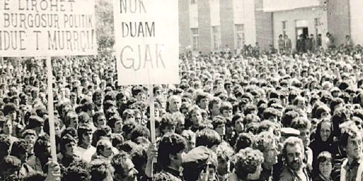 “Me datën 11 dhe 14 janar 1990, rinia e qytetit të Shkodrës, të pajisun me çekiçë e vegla të tjera, u tubuan rreth shtatores së Stalinit dhe…”/ Ditari i panjohur i Pjetër Mërnaçaj nga SHBA-ja, i arratisur në 1958