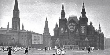 “Gjatë natës, kur sheshi lirohej prej trafikut, rreth 300 sportistë të ‘Spartakut’, filluan qepjen e tapetit me gjilpëra me spango…”/ Libri i autorit italian, për ndeshjen në “Sheshin e Kuq”, para Stalinit   