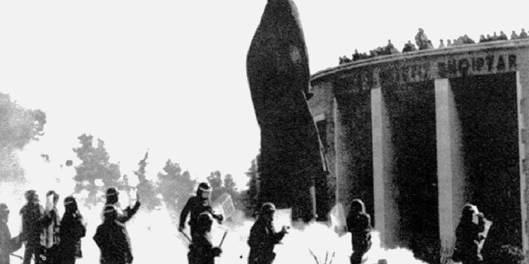 “Agjencia austriake e lajmeve ‘APA’, shkruante: Fakti se kur monumenti i udhëheqësit shqiptar, Enver Hoxha, do të rrëzohej…”/ Si e pasqyruan mediat e huaja rrëzimin e përmendores së diktatorit?!