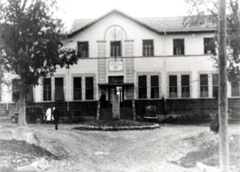 “Para operacionit, Alizoti i tha Dr. Paparistos; mora vesh se do më hidhni gjak, por të lutem, ma zgjidhni atë, se jemi racë trimash ne…”/ Historia e panjohur e librarit të famshëm të Gjirokastrës