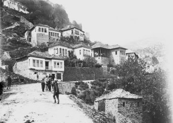 “Kur dy shkrimtarët e njohur, Fatmir Gjata me Llazar Siliqin, e pyetën Alizotin për romanin ‘Këneta’ dhe poemën ‘Mësuesi’, ai iu përgjigj…”/ Historia e panjohur me librarin e famshëm të Gjirokastrës