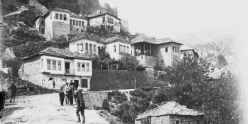 “Kur dy shkrimtarët e njohur, Fatmir Gjata me Llazar Siliqin, e pyetën Alizotin për romanin ‘Këneta’ dhe poemën ‘Mësuesi’, ai iu përgjigj…”/ Historia e panjohur me librarin e famshëm të Gjirokastrës