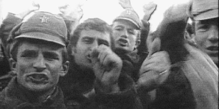 “Me gjithë të sharat dhe ofendimet, ‘vullnetarët e Enverit’ me portretet e tij vazhdonin përpara, grupi i vogël e humbi durimin dhe…”/ Shkurt 1991, kur djemtë e “Skelës” u përleshën me enveristët e Vlorës