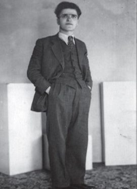 “Kur pashë librat marksiste-leniniste e serinë e veprave të Enverit dhe i thashë Alizotit; paske shumë nga këto, ai…”?! / Dëshmia e rrallë e Dritëro Agollit, për librarin e famshëm të Gjirokastrës