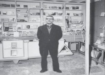 “Kur mungonte ndonjë shok, pensionist e i moshuar, bëheshin merak; pse s’ka dalë në Pazar?! Alizoti u thoshte; Shini një herë tek shtillat e elektrikut, te lajmërimet, se…”/ Historitë e panjohura të librarit të Gjirokastrës