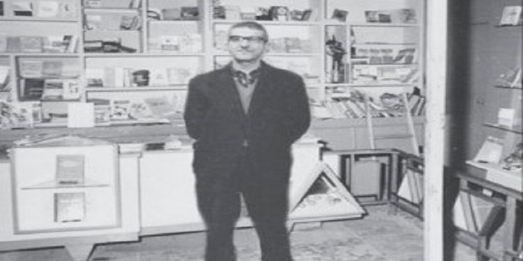 “Kur mungonte ndonjë shok, pensionist e i moshuar, bëheshin merak; pse s’ka dalë në Pazar?! Alizoti u thoshte; Shini një herë tek shtillat e elektrikut, te lajmërimet, se…”/ Historitë e panjohura të librarit të Gjirokastrës